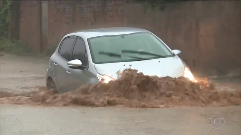 Veículos ficam praticamente submersos em vias tomadas pela água da chuva e buracos em São José de Ribamar (MA). (Foto: Reprodução/TV Mirante)