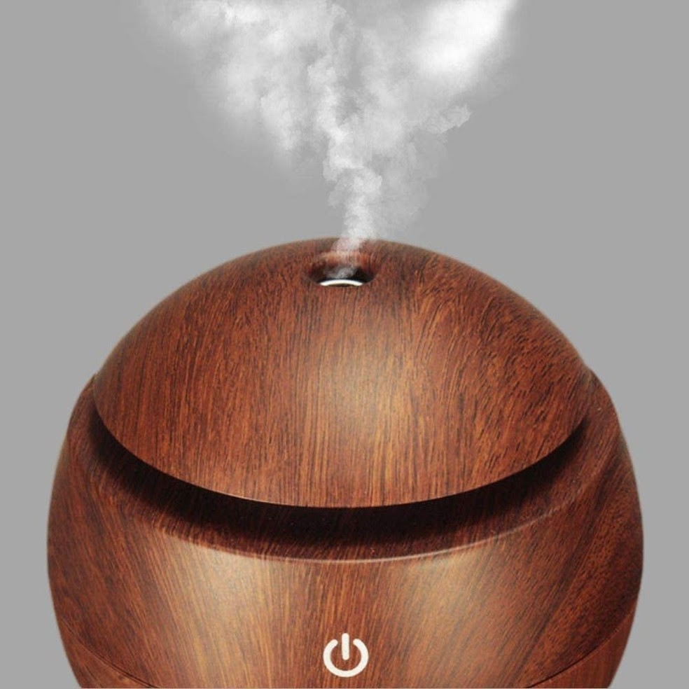 O difusor de aromas apresenta design em madeira escura (Foto: Divulgação / Braslu)