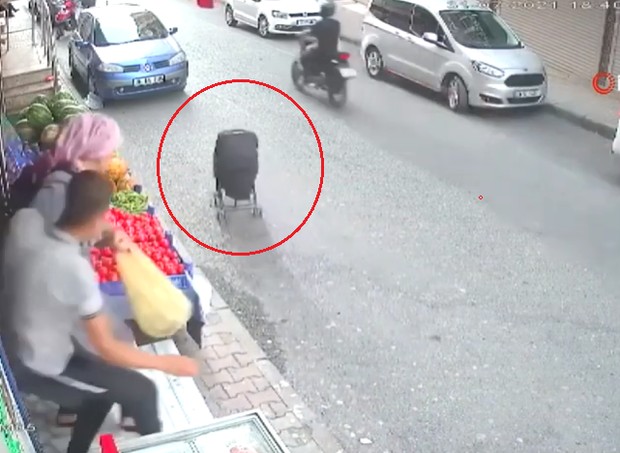 Em momento de descuido, carrinho com bebê se move em direção a rua (Foto: Reprodução/Youtube)
