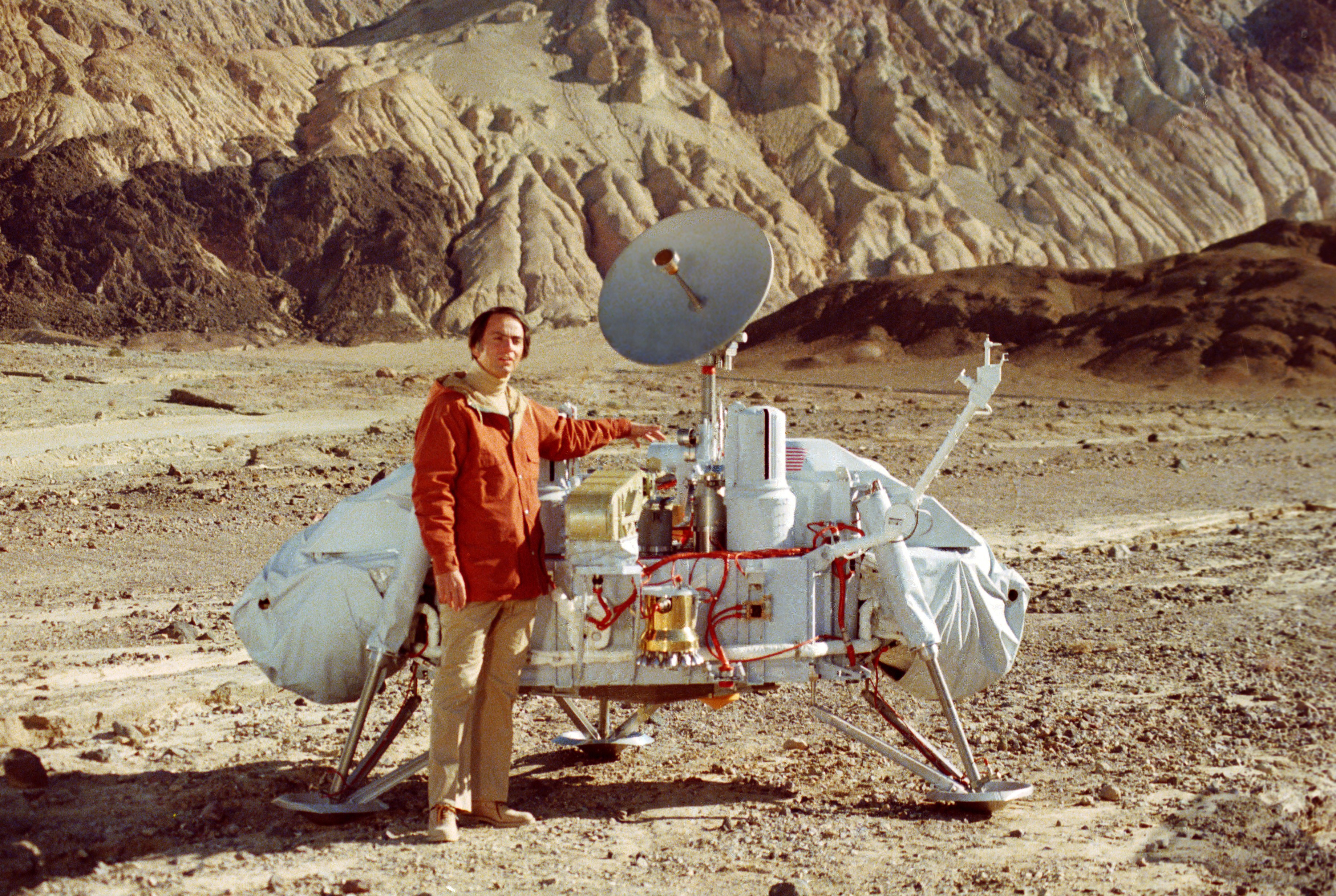 O astrônomo Carl Sagan, ao lado de uma réplica da sonda Viking, enviada a Marte nos anos 70 (Foto: Reprodução)