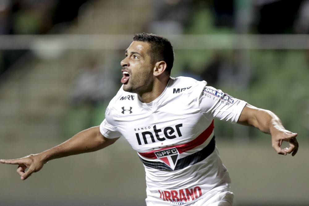 Diego Souza vira artilheiro do São Paulo e deslancha com Everton