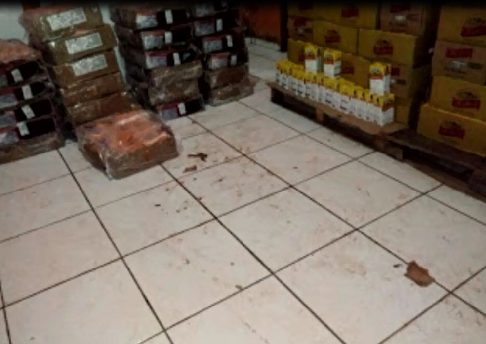 Merenda era estocada de forma inadequada (Foto: Reprodução/Rede Amazônica)