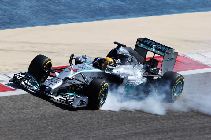 Lewis Hamilton, Mercedes, em ação no terceiro dia de testes no Bahrein (Foto: Getty Images)