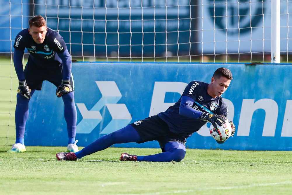 Brenno retorna de contusão e deve tomar a vaga de Gabriel Grando contra o Guarani