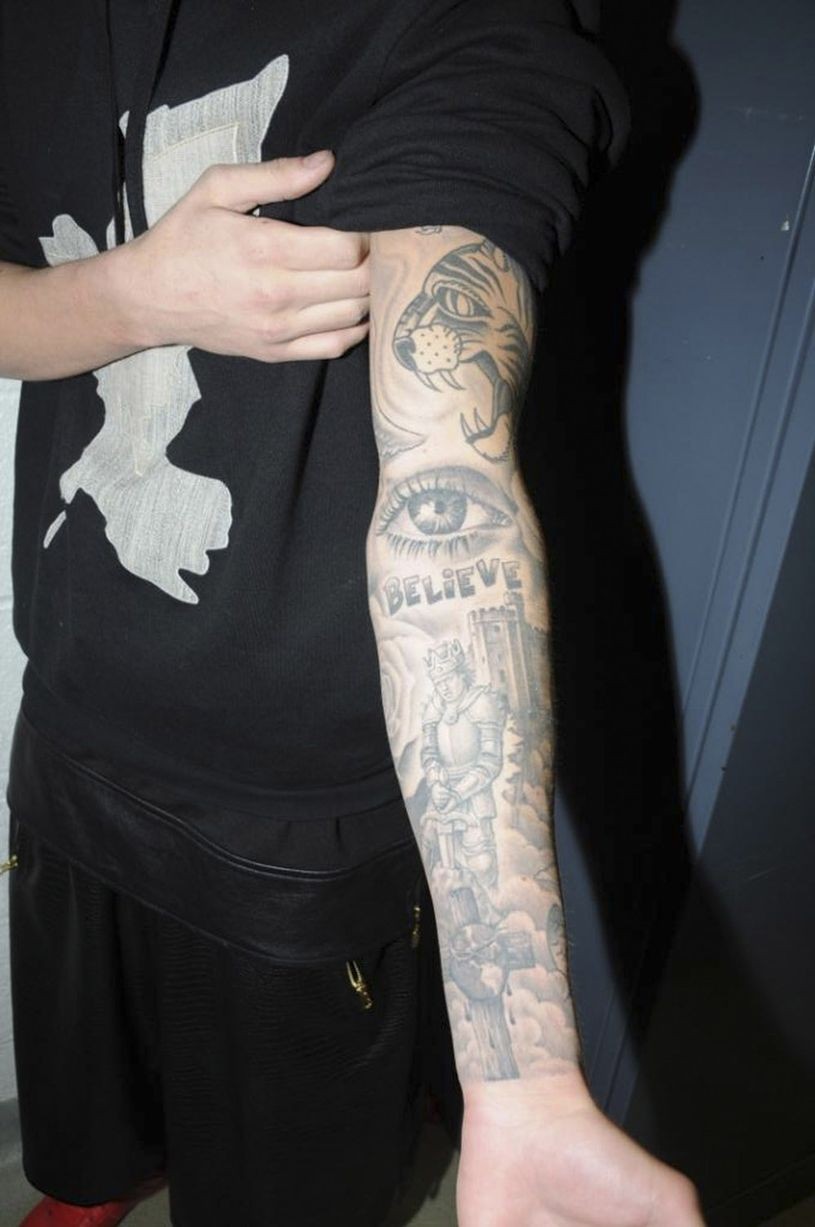 Mais imagens tatuadas no braço direito. (Foto: Divulgação)