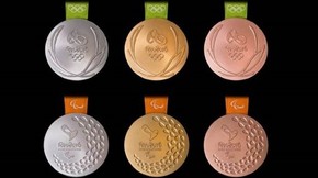 As medalhas para os Jogos Paralímpicos fazem barulho quando são agitadas (Foto: BBC)