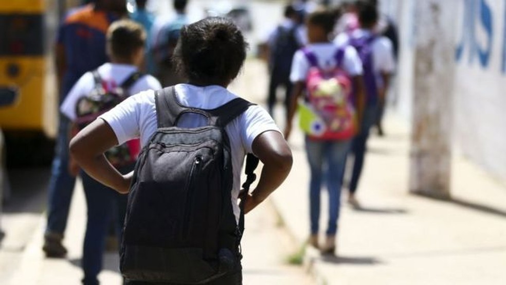 'São muitos alunos com problemas de ansiedade, de pânico, questões de violência, abusos, negligências. Os casos aumentaram demais', diz Adriana Curado, coordenadora pedagógica da EMEF Solano Trindade — Foto: MARCELO CAMARGO/AGÊNCIA BRASIL/BBC