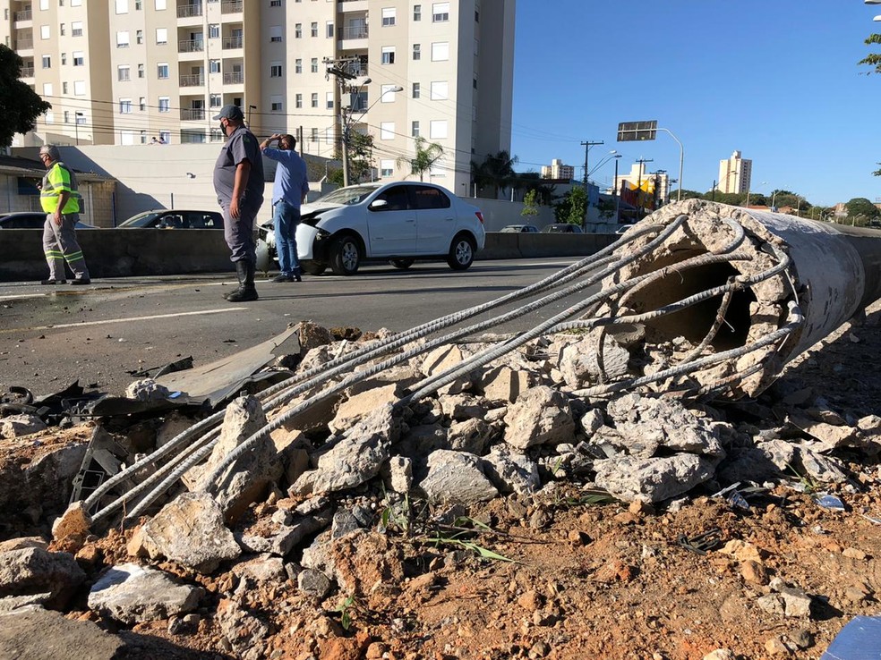 Carro bate em poste e interdita trecho de avenida no bairro Bonfim, em Campinas &mdash; Foto: Lu&iacute;s Corvini/EPTV