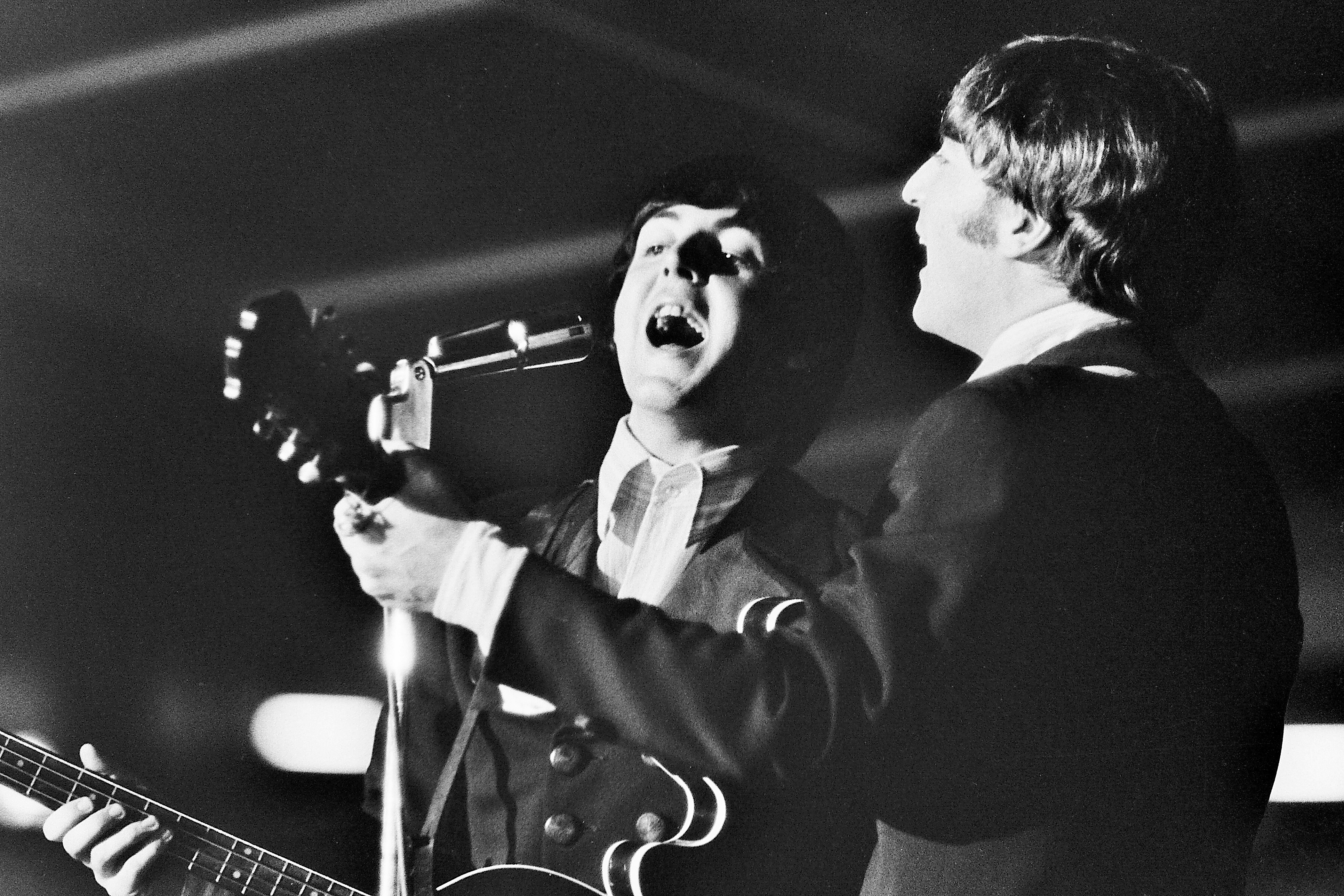 Macca à época em que tocava nos Beatles - imagem, ao lado de Lennon (Foto: Getty Images)