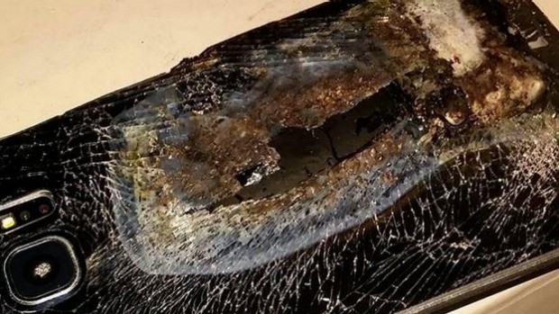 O celular, um Samsung Galaxy S6, explodiu durante a noite, enquanto carregava (Foto: Reprodução)