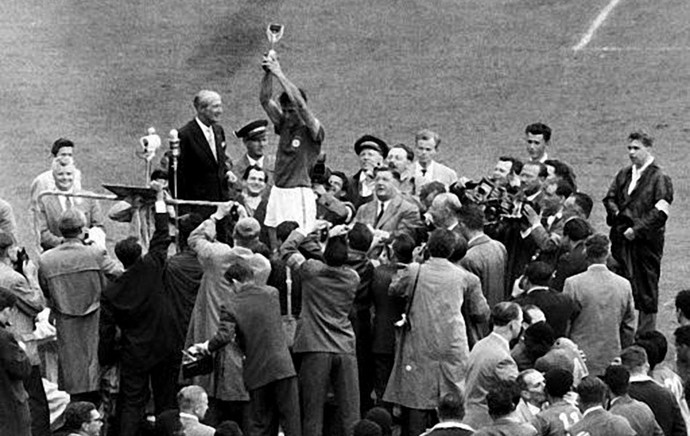 Bellini levanta taça Jules Rimet seleção brasil campeão mundial 1958 (Foto: Agência Estado)