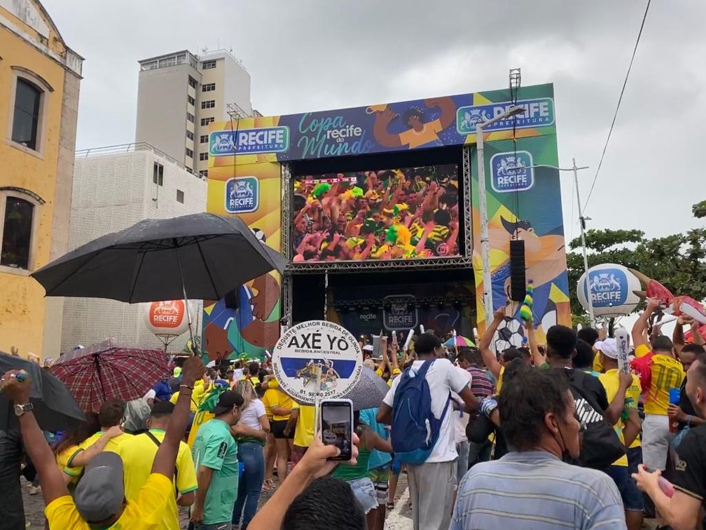 Torcida no Recife comemora um dos gols da vitória brasileira sobre a Coreia do Sul na Copa do Mundo — Foto: Priscilla Aguiar/g1