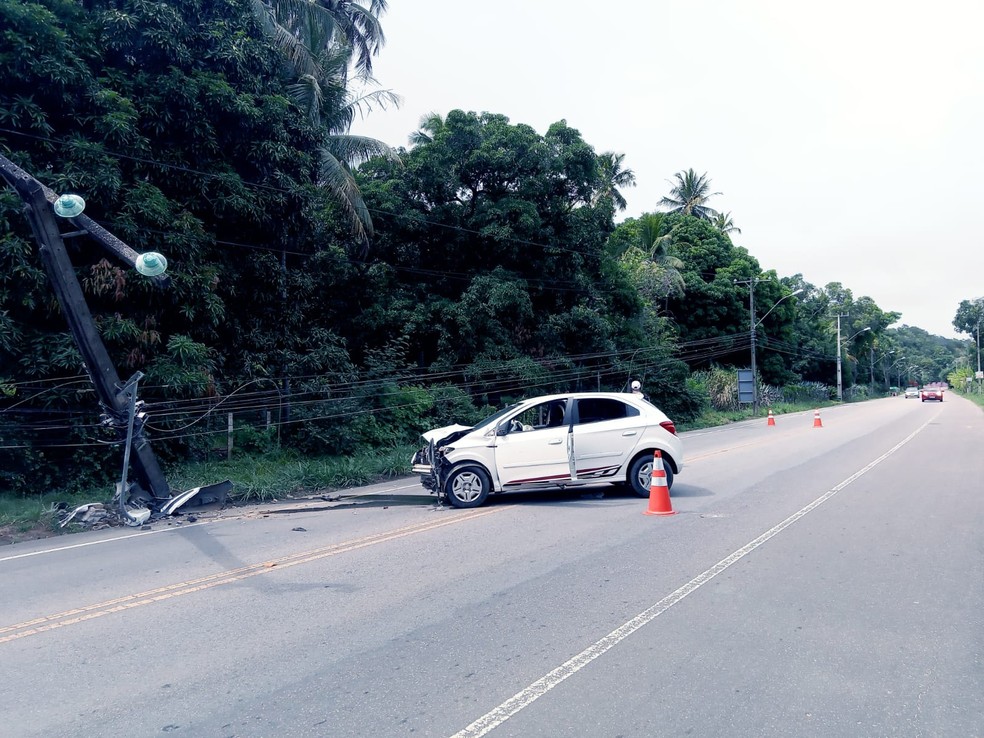 Poste quebrou na base e ficou pendurado pelos fios na AL-101 Norte, em Ipioca, Maceió — Foto: Ascom/Samu