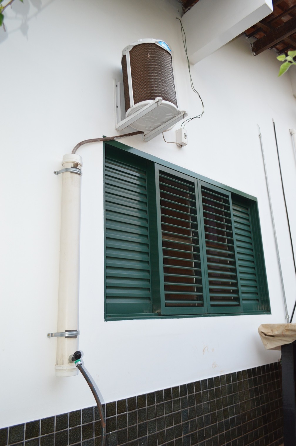 Água que sai dos aparelhos de ar condicionado também é recolhida para ser reutilizada na casa de Marta Soller — Foto: Anderson Viegas/g1 MS