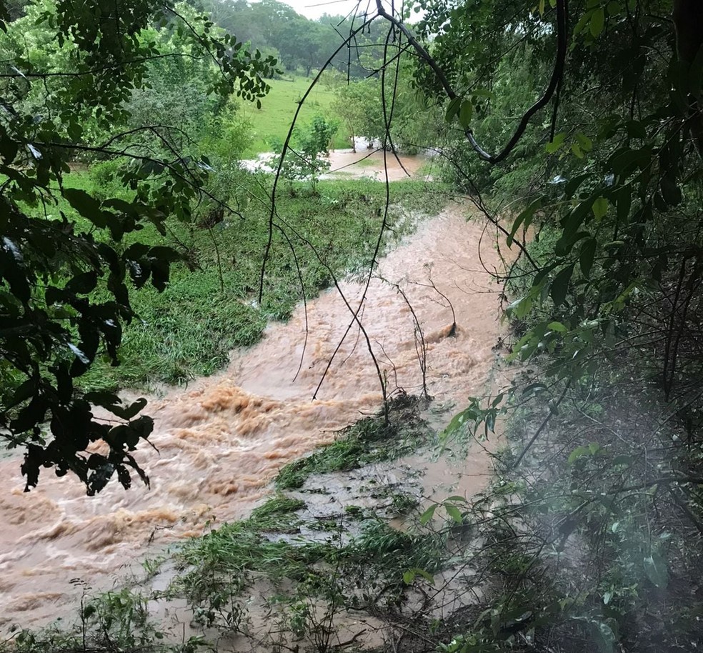 Trecho da Estrada da Palmeirinha, em Dracena (SP), cedeu por causa da chuva — Foto: Facebook/Prefeitura de Dracena