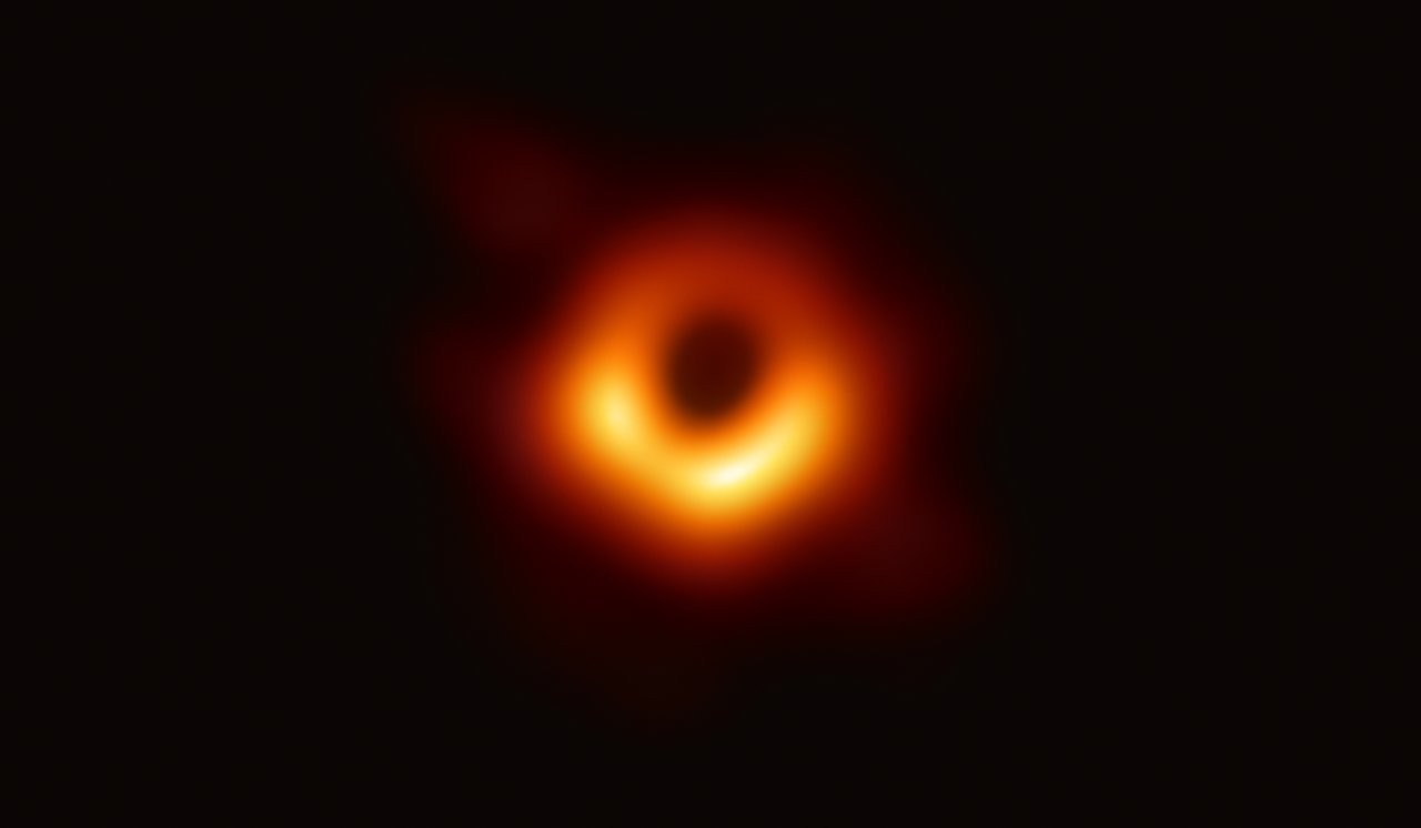 A histórica primeira imagem de um buraco negro  (Foto: Divulgação/EHT Collaboration)