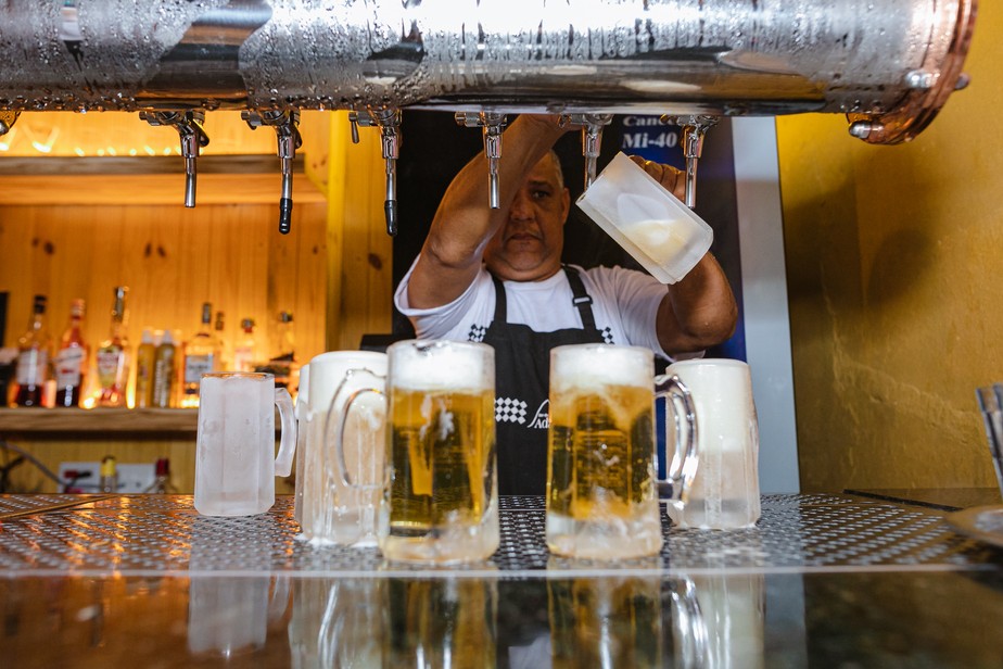 Chope sendo servido em bar do Rio. Nova decisão do Cade impede contratos de exclusividade em bairros específicos de grandes cidades do país