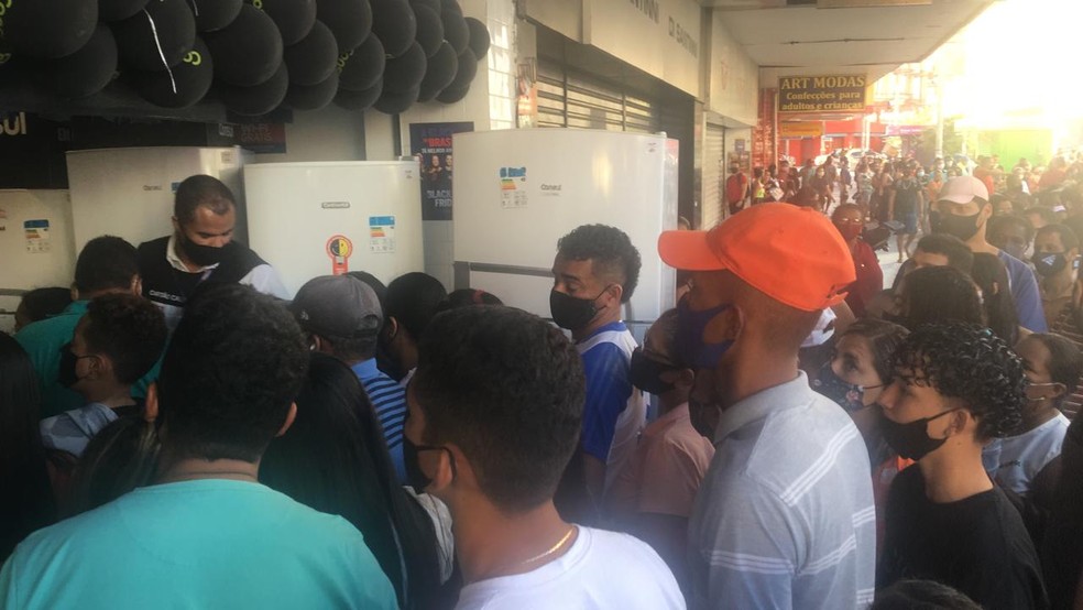 Consumidores de aglomeram em portas de lojas para garantir descontos da Black Friday em Maceió — Foto: Douglas Lopes/TV Gazeta