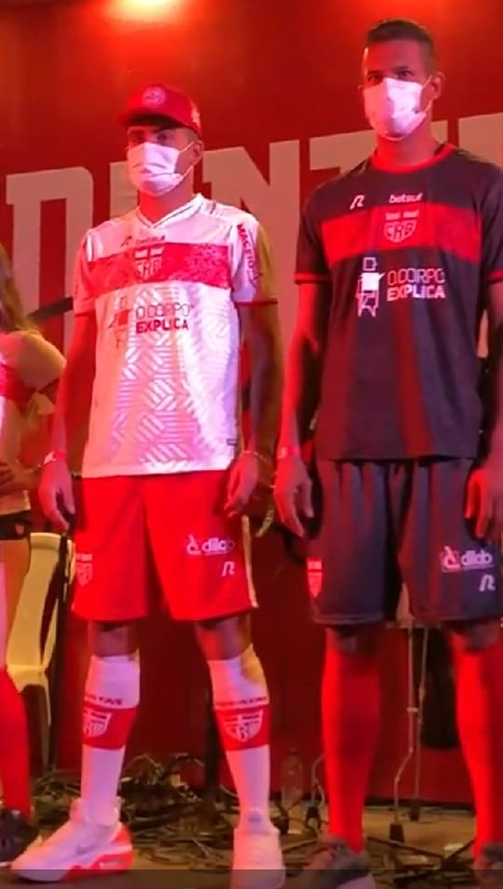 Júnior Brandão (à esq.) veste o novo uniforme do CRB — Foto: Reprodução Instagram/CRB