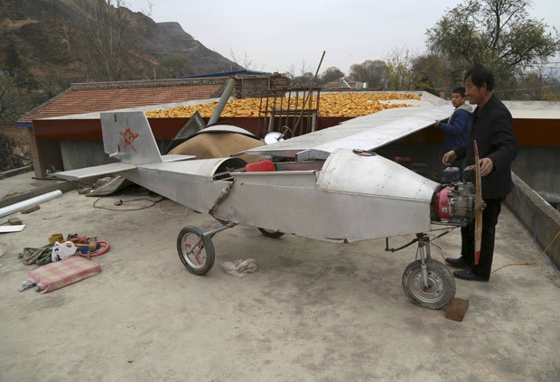 Chen Lianxue construiu avião caseiro em sua casa na aldeia de Qifu (Foto: China Daily/Reuters)