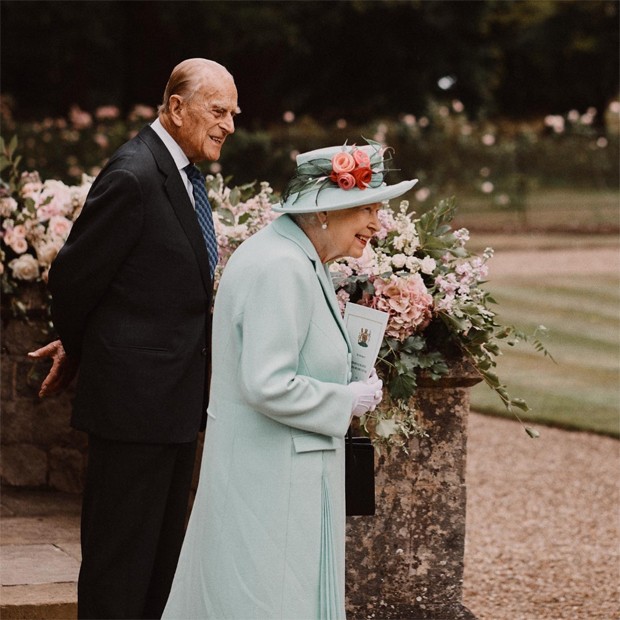 Rainha Elizabeth e o Príncipe Phillip aparecem em clique inédito (Foto: Reprodução / Instagram)