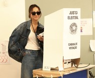 Sabrina Sato vai com cachorrinha votar em São Paulo