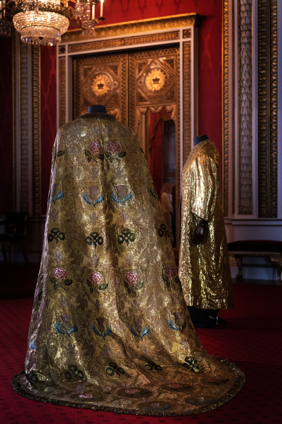 Algumas das peças que Charles III usará na cerimônia de coroação — Foto: divulgação