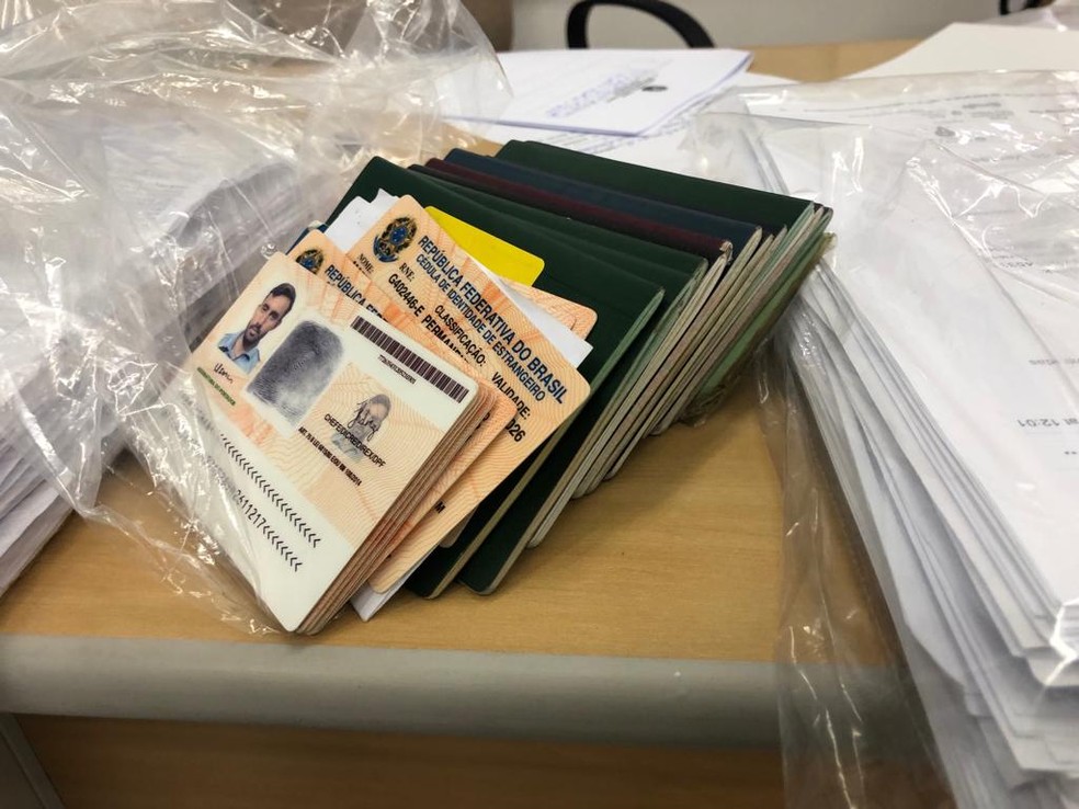 Documentos de terceiros apreendidos em um dos endereços da operação Big Five — Foto: Divulgação PF