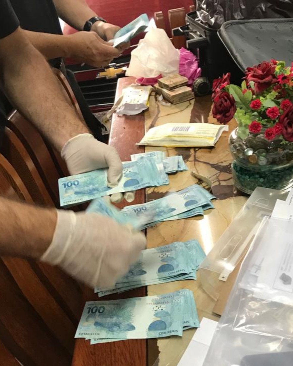 PF apreendeu dinheiro e relógios durante a ação  — Foto: PF/Divulgação