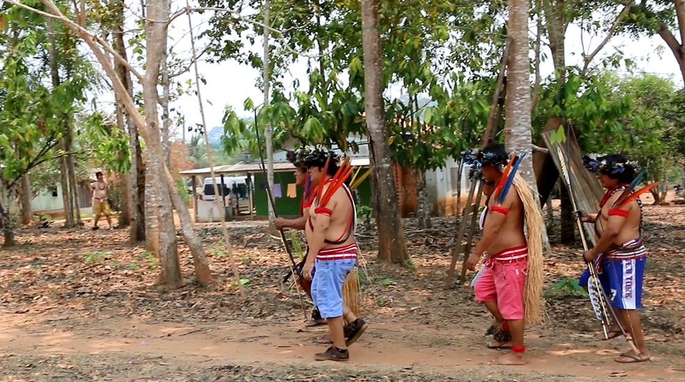Trabalhar com castanha é tradição do povo indígena Paiter Suruí.  — Foto: Ubiratan Suruí/Arquivo pessoal