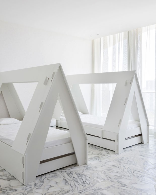 Branco predomina com sofisticação no apartamento de 500 m² (Foto: Fran Parente/Divulgação)