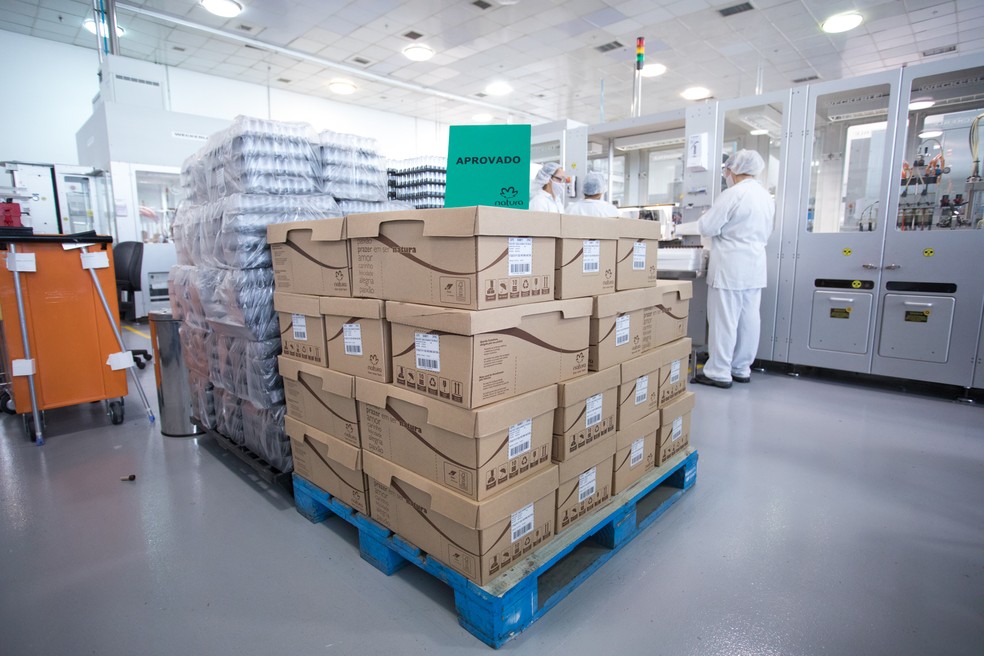 Caixas de batons prontos para serem comercializados (Foto: Celso Tavares/G1)