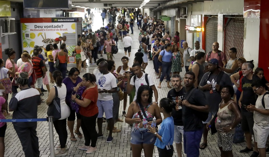 Fila gigantesca para cadastrar bilhete único intermuncipal na Central do Brasil em 1º/2/2023