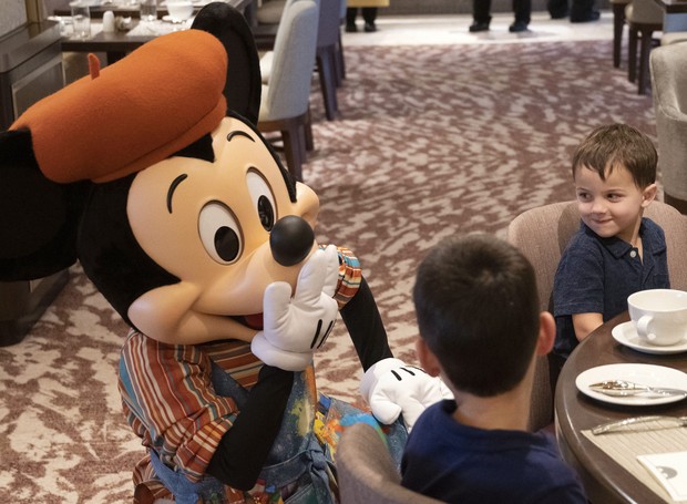 A experiência Breakfast à la Art permite que os hóspedes tomem café da manhã na companhia de personagens da Disney (Foto: Divulgação)