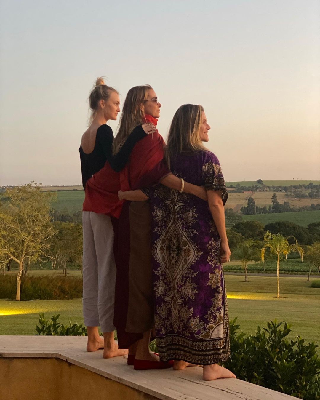 Mônica Martelli, Carol Trentini e Ingrid Guimarães aparecem juntas em clique: "A vida é uma plenitude de sentimentos" (Foto: Reprodução/Instagram)