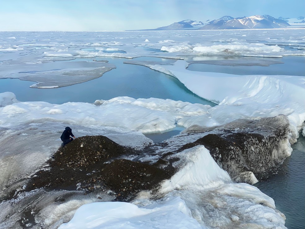 Ilha mais ao norte foi descoberta por expedição da Groenlândia — Foto: Julian Charriere/Reuters