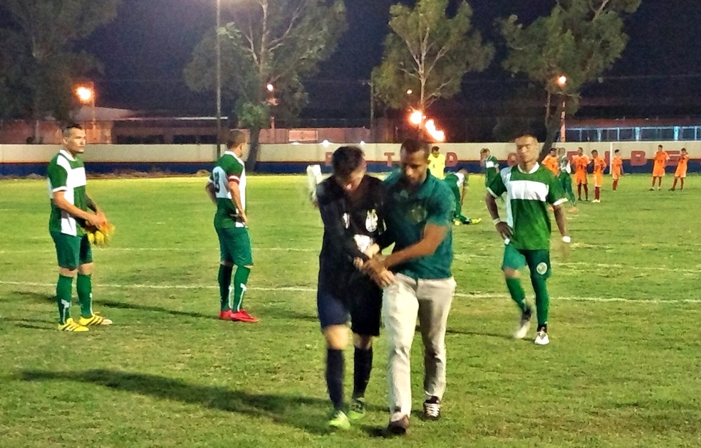 Goleiro sai de campo e aumenta drama do Progresso (Foto: Bruno Willemon)