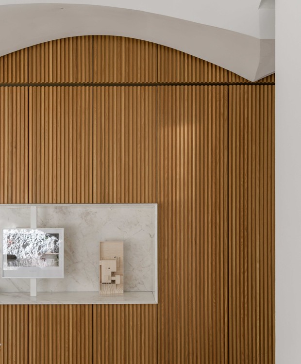 No interior, o escritório Apparatus Architects Studio prezou pelo minimalismo contrapondo o teto branco com ripado de madeira (Foto: Ricardo Oliveira Alves/Divulgação)
