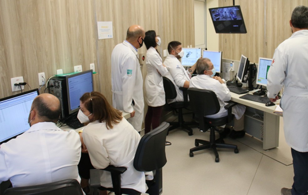 Equipe monitora a primeira radiocirurgia realizada pelo Setor de Oncologia do HC-UFU — Foto: Alexandre Oliveira/Grupo Luta pela Vida