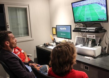 Jogadores do Inter fazem torneio de vídeo game beneficente com ...