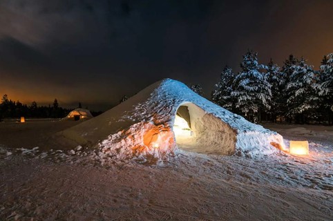 Já para grupos viajando para a Finlândia, um local interessante é esse iglu. Os donos afirmam que lá dentro a temperatura é sempre negativa. Por isso, eles disponibilizam também um apartamento com calefação. A noite custa R$ 483.