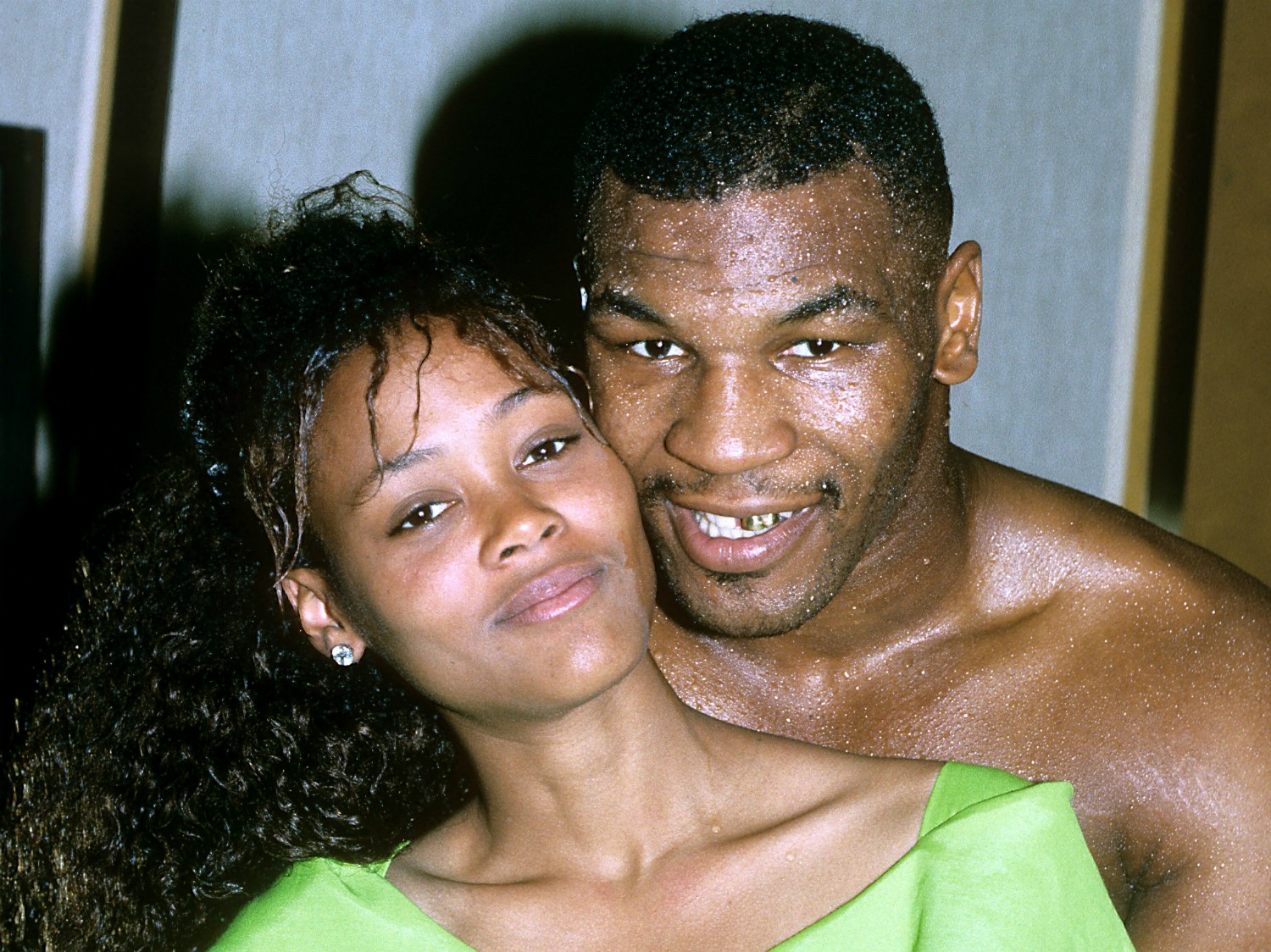 Mike Tyson se casou com a atriz Robin Givens em fevereiro de 1988. Três meses depois, ela começou a se queixar publicamente das agressões físicas cometidas pelo boxeador. Givens chegou a descrever a vida com Tyson como 