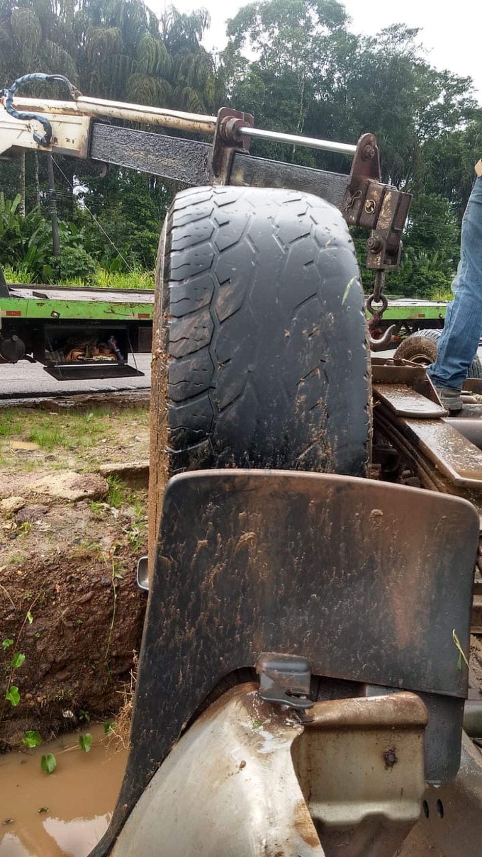 Pneus traseiros estavam desgastados de veículo que capotou na BR-316, em Santa Izabel, região metropolitana de Belém — Foto: Polícia Rodoviária Federal