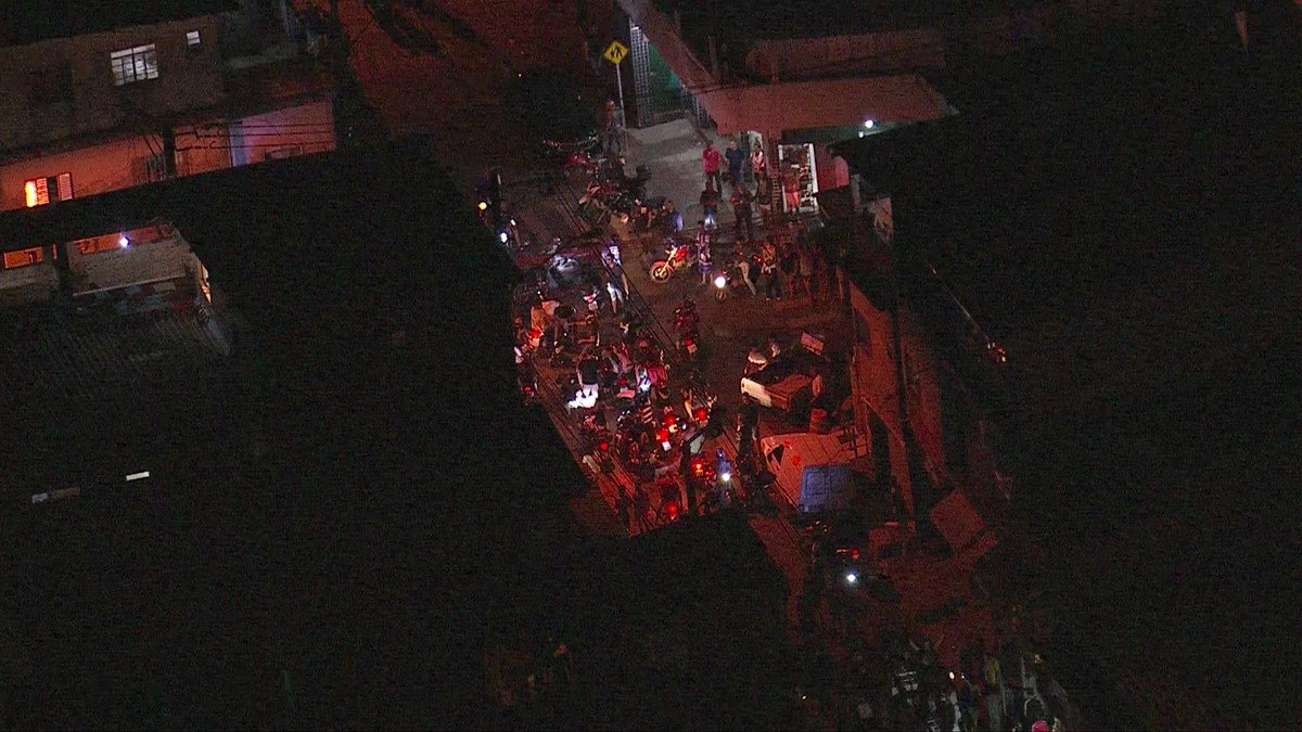 Moradores fazem protesto após morte de 9 pessoas durante ação da PM em baile funk em SP