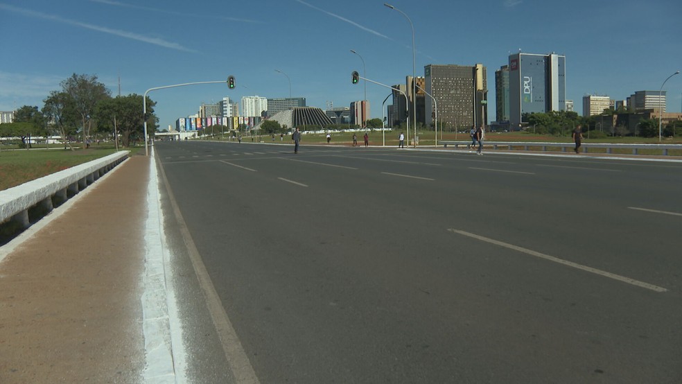 Pedestres acessam Esplanada dos Ministérios, em Brasília — Foto: TV Globo/Reprodução