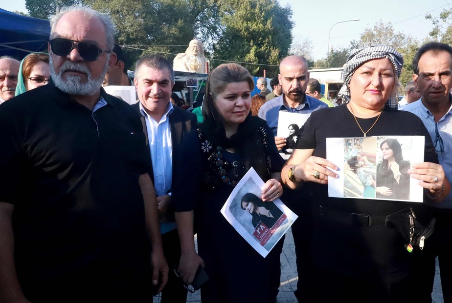 Iranianos marcham em memória à jovem curda Mahsa Amini na cidade de Sulaimaniya, na segunda-feira