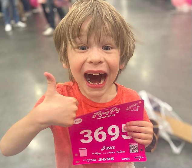 O filho de seis anos de Ben e Kami Crawford após completar uma maratona (Foto: Facebook)