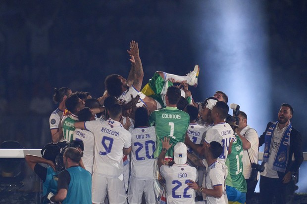 Atletas do Real Madrid ovacionam Marcelo em clima de despedida  (Foto: Diego Souto/ Quality Sport Images/Getty Images)