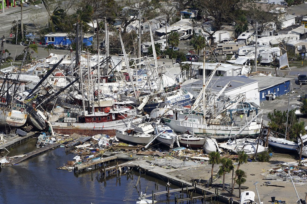 Barcos e destroços ficaram amontoados à beira da água depois da passagem do furação Ian em Fort Myers, Flórida — Foto: Wilfredo Lee/AP