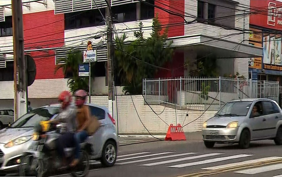 Fiação elétrica foi derrubada na Rua Zaqueu Brandão — Foto: TV Sergipe/Reprodução